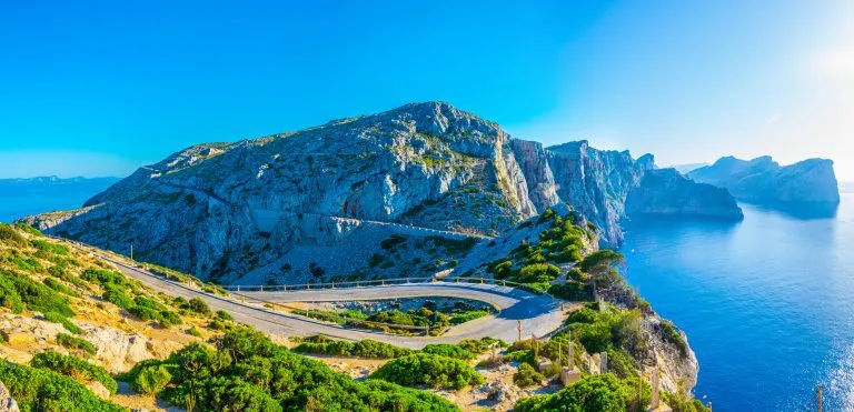 Eine Küstenstraße, die sich durch Mallorca, Spanien, schlängelt