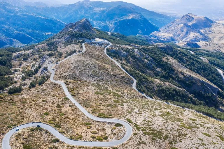 Luftfoto af en bjergvej nær Sierra Nevada (Granada) Spanien