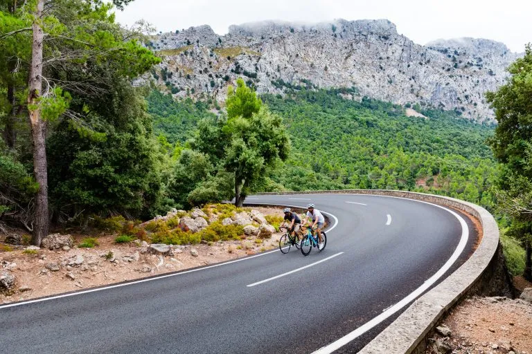 Cyklister på väg upp för toppen Puig Major på Mallorca