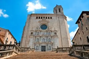 Entspannen Sie sich im charmanten Girona, dem Startpunkt Ihrer Radtour