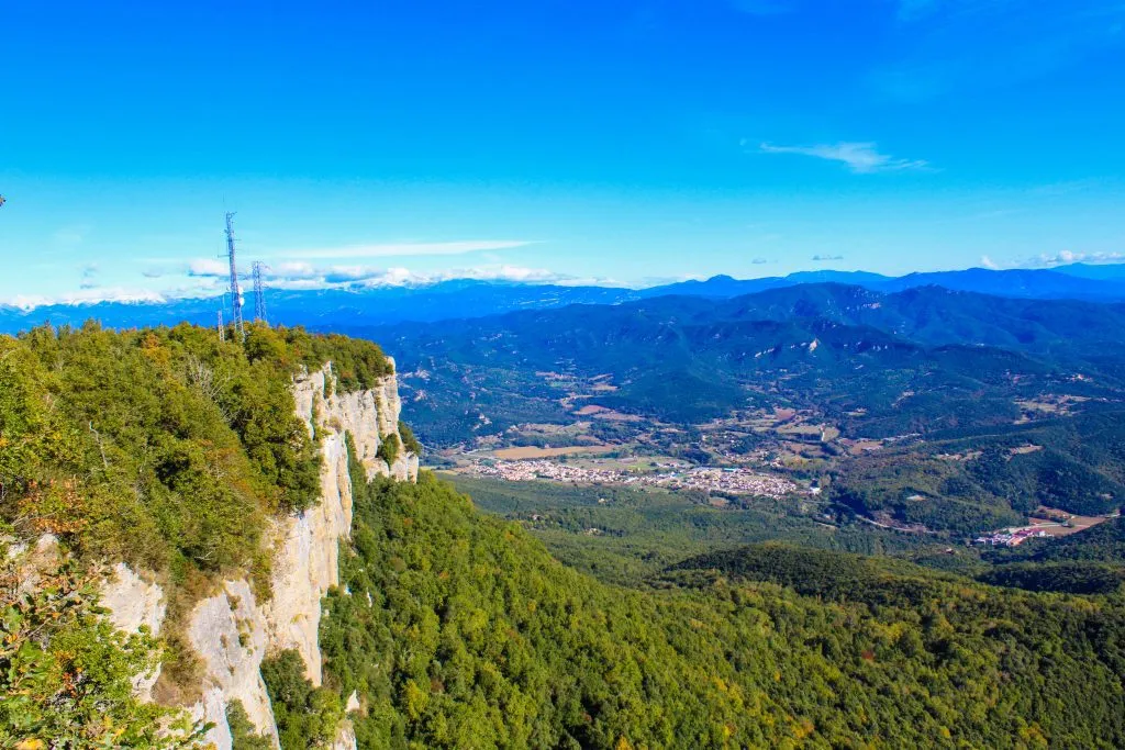 Uitzicht op de bergen vanaf de top van de berg "El Far", Girona, Catalonië, Spanje