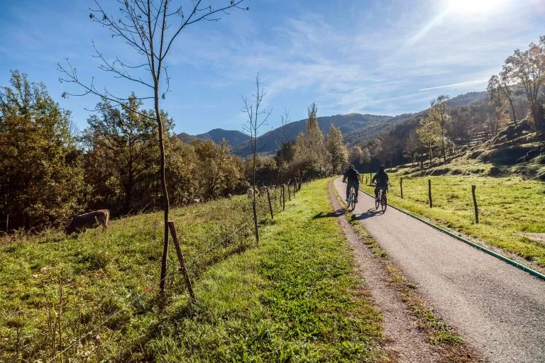 Ruta del Ferro, antica ferrovia trasformata in percorso a piedi o in bicicletta. Villaggi di Sant Joan de les Abadesses e Ripoll, nella zona di Ripolles, Catalogna, Spagna.