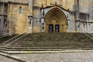 Sankt Marias katolska kyrka i gernika lumo baskiska landet spanien stockpack adobe stock