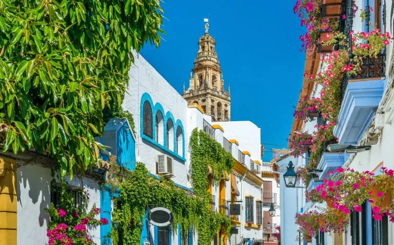 Vacker vy i Cordobas pittoreska judiska kvarter med moskékatedralens klocktorn. Andalusien, Spanien.