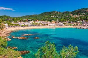 Trampa genom den vackra naturen längs Kataloniens kust