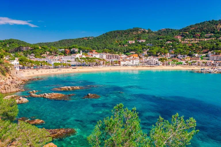 Havslandskap Llafranc nära Calella de Palafrugell, Katalonien, Barcelona, Spanien. Naturskön gammal stad med fin sandstrand och klarblått vatten i bukten. Berömt turistmål i Costa Brava